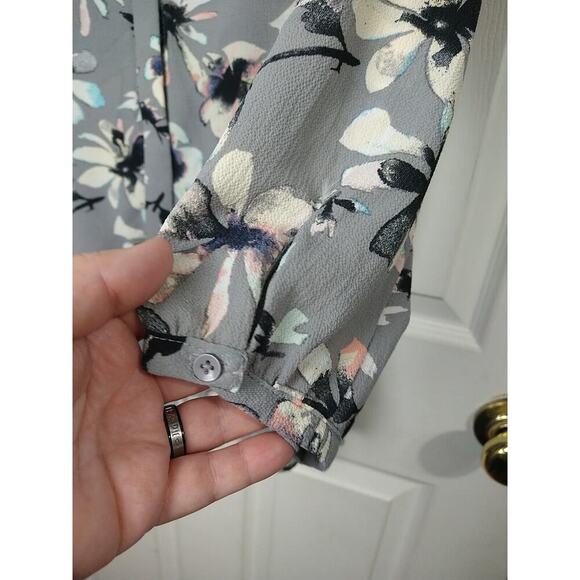 C&e Woman's S Blouse Grey Floral Button V Neck Lightweight Business Casual - Picture 5 of 8